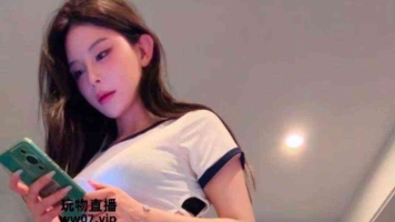 多角度狂吃制服少女的玉足脚底