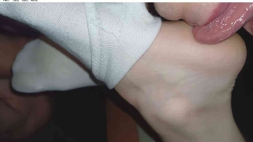 趁女友睡着闻tian白袜，再脱掉袜子tian吃裸足